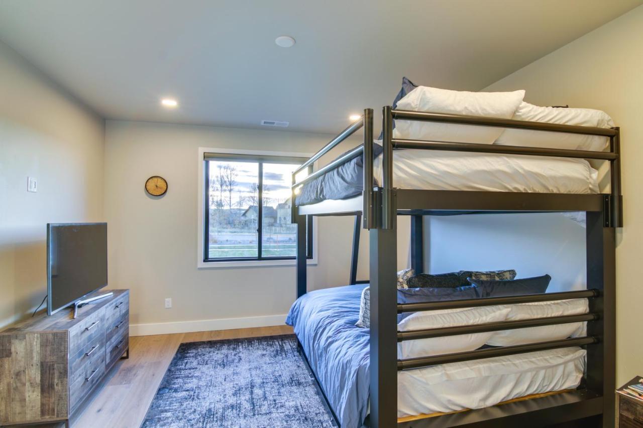 Modern Escape With Bridger Mountain Views! Holiday home