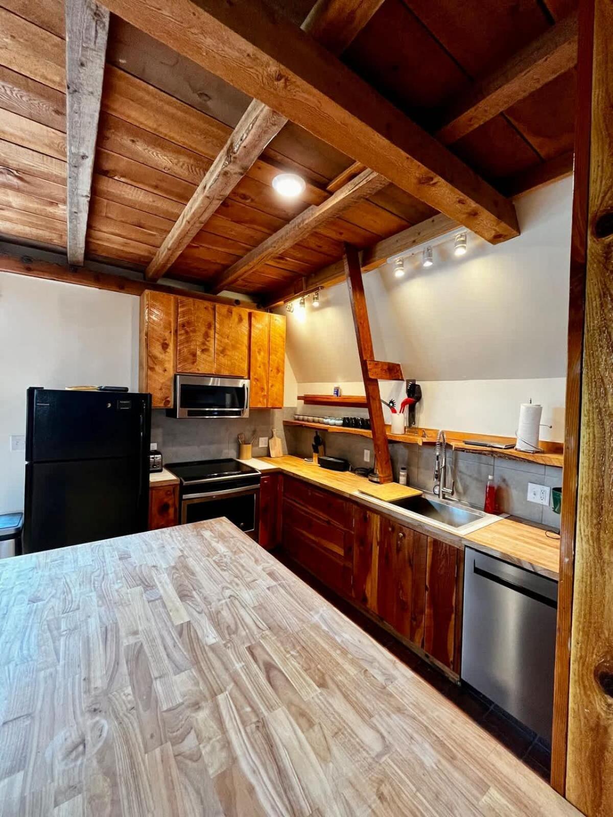 Fully Renovated 1800s Red Barn Close To Everything * Bozeman