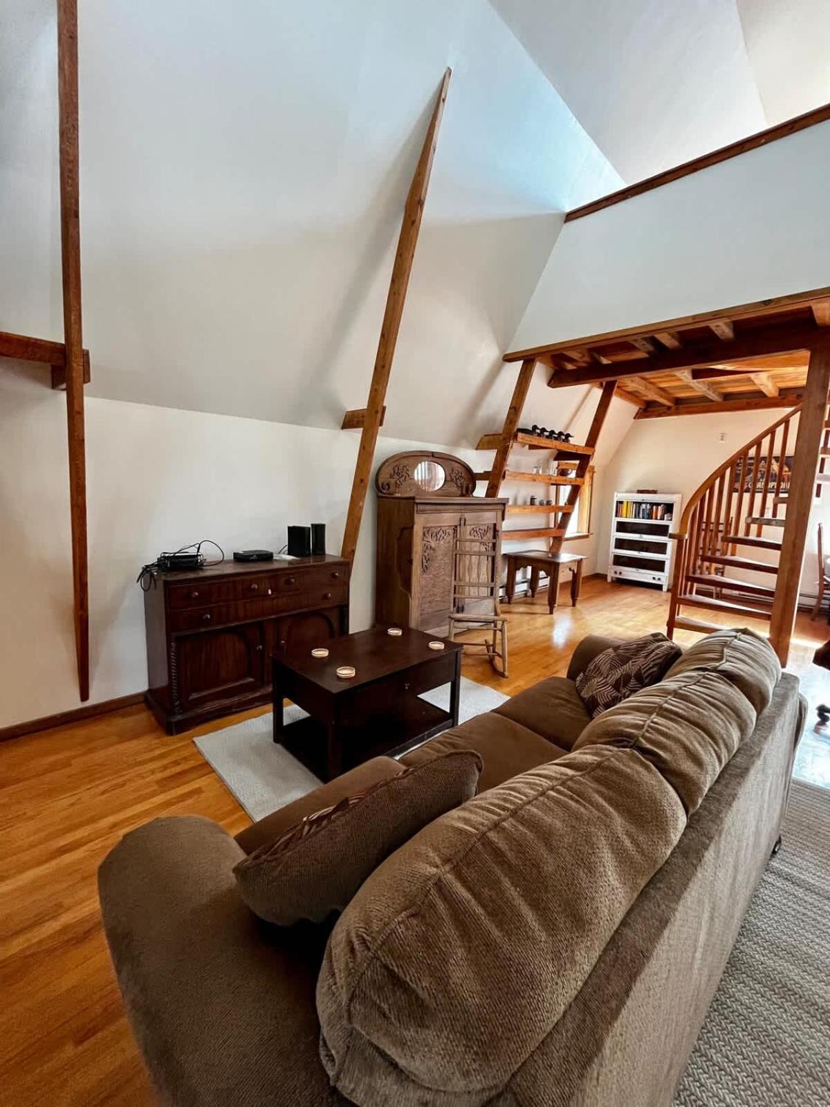 Fully Renovated 1800s Red Barn Close To Everything