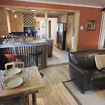 Exquisitely Remodeled With Hot Tub, Walk To Main St