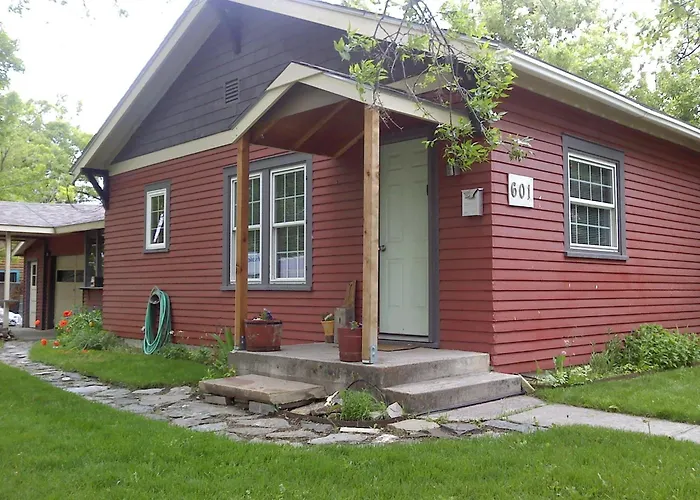 Exquisitely Remodeled With Hot Tub, Walk To Main St