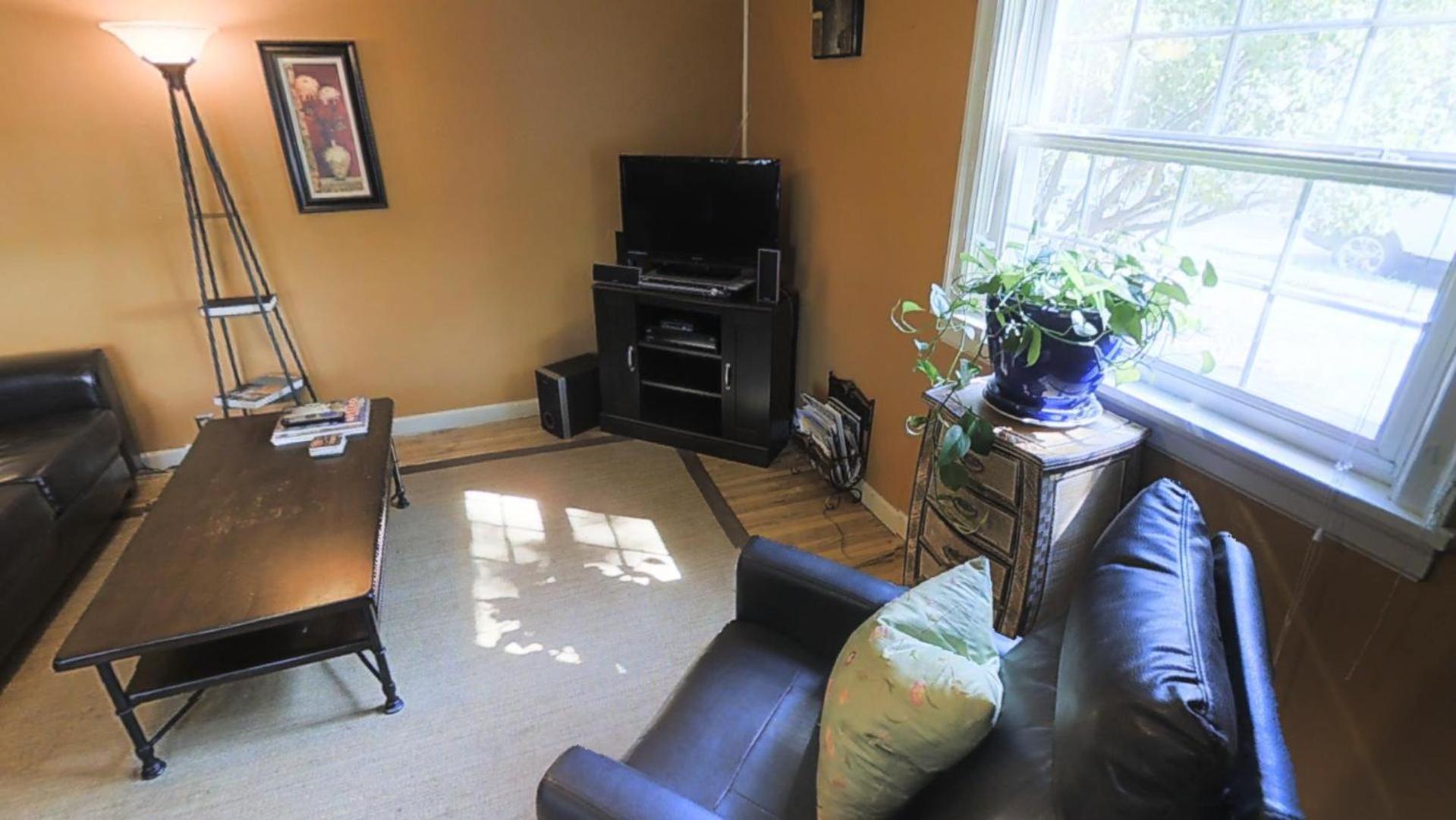 Exquisitely Remodeled With Hot Tub, Walk To Main St Holiday home *