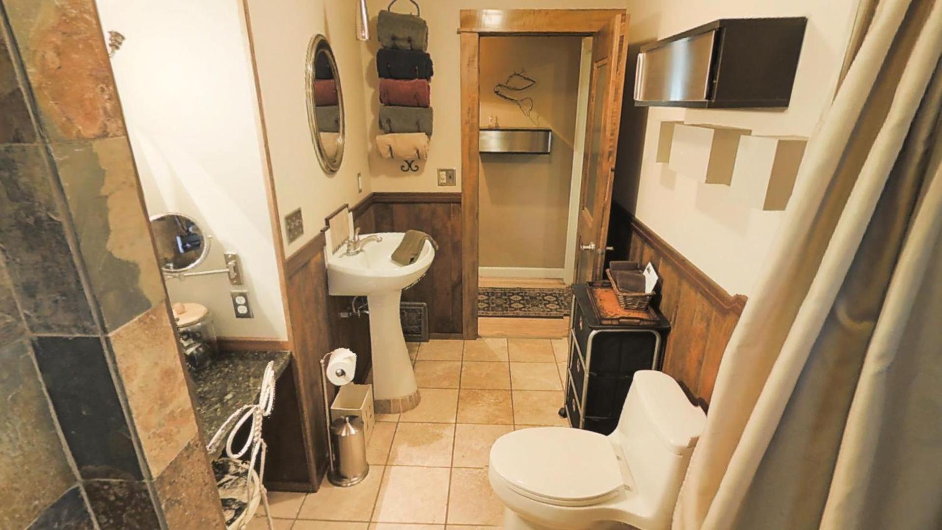 Exquisitely Remodeled With Hot Tub, Walk To Main St Holiday home Bozeman