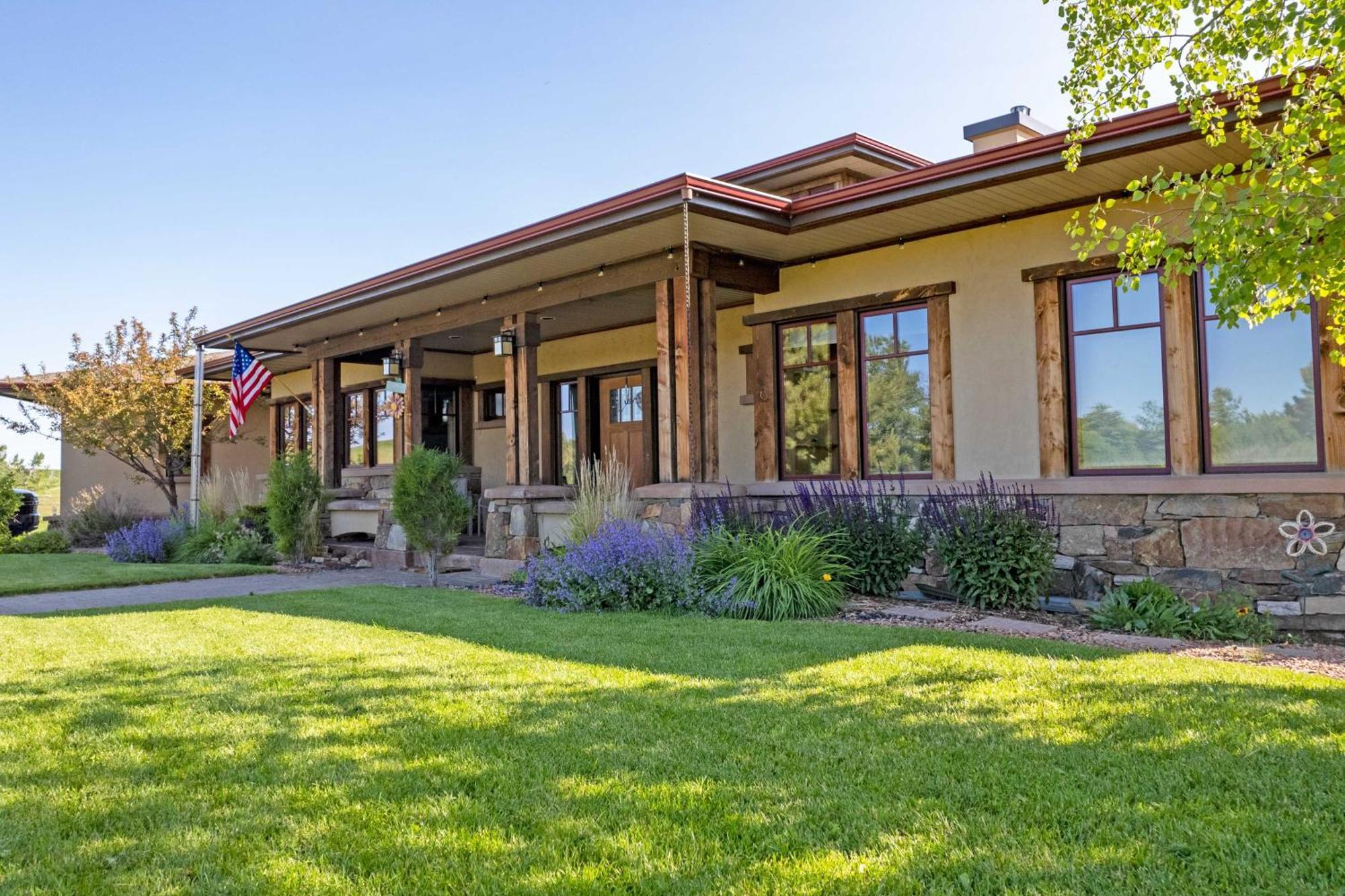 Upscale On The Prairie! Holiday home